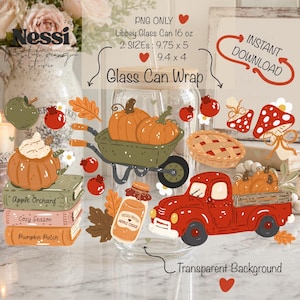 Può includere: Un design digitale per bicchiere tipo lattina con motivi autunnali che includono una carriola con zucche, un camion rosso che trasporta zucche, una pila di libri etichettati Apple Orchard, Cozy Season e Pumpkin Patch, una torta e funghi.