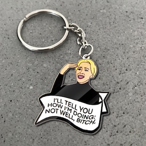 Puede incluir: Un letrero de madera rústico con el texto "Welcome to our home" en un estilo manuscrito. El letrero presenta un acabado envejecido y un diseño simple y acogedor, ideal para un porche o entrada.