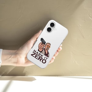 Può includere: Una tazza di ceramica bianca con manico nero e la scritta "But First, Coffee" in grassetto nero. La tazza è posta su uno sfondo sfocato, suggerendo un'atmosfera accogliente.