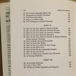 Op de afbeelding: Open boek met een inhoudsopgave. Secties zijn onder meer "Deel II" en "Deel III", met titels als "Hoe je je geest kunt gebruiken voor fysieke gezondheid" en "Een avondmeditatie". De paginanummers zijn zichtbaar.