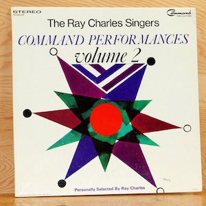 Peut inclure: Une pochette d'album vinyle blanche avec un motif d'étoile éclatante coloré. L'album est intitulé "Command Performances Volume 2" par The Ray Charles Singers. Le texte "Personnellement sélectionné par Ray Charles" est en bas de la pochette.