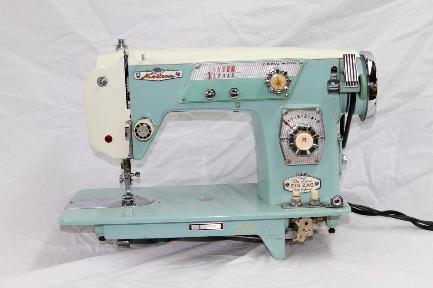 Modern Super Deluxe Zig Zag Sewing Machine Model 139 Vintage 1960s -   New Zealand