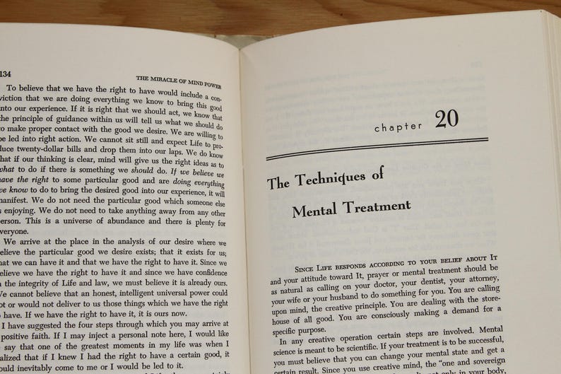 Op de afbeelding: Open boek met tekst op de pagina's. De titel "The Techniques of Mental Treatment" wordt weergegeven. Hoofdstuk 20 is zichtbaar. Het boek ligt open op een houten oppervlak.