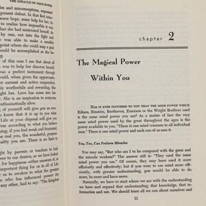 Op de afbeelding: Open boek met de titel "The Magical Power Within You" op een cr&egrave;mekleurige pagina. Hoofdstuk 2 is zichtbaar. De tekst gaat over de kracht van de geest.