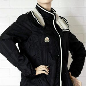 Vintage Moncler Jacke Lobelia, Größe 3, Schwarz Nylon, Kapuze, Logo Patch, Doppelknopfleiste, Designer Outerwear