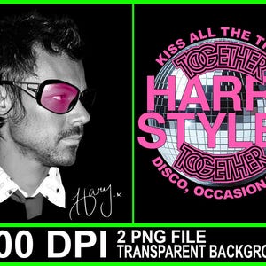 以下が含まれることがあります： ピンク色のレンズのサングラスをかけた人の横顔が写った白黒画像です。「HARRY STYLES」の文字と、「KISS ALL THE TIME. TOGETHER. DISCO, OCCASIONALLY.」の文字が入ったディスコボールのグラフィックが含まれています。