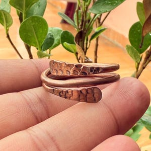 Handgjord justerbar ring i massiv koppar, hamrad textur, stapelbar ring (unisex)