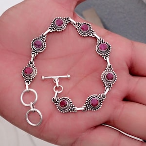 Bracciale in argento sterling ossidato con rubino, gioiello di design realizzato a mano.