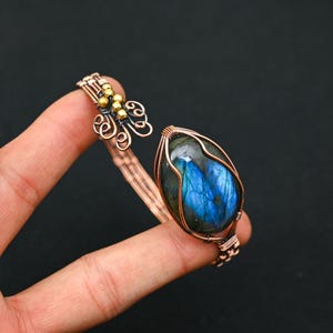Brazalete de labradorita hecho a mano, puño envuelto en alambre de cobre macizo, pulsera de piedras preciosas ajustable