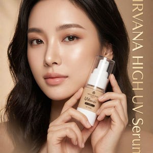 Puede incluir: Un frasco cilíndrico de Nirvana High UV Serum con un dispensador de bomba blanco y una tapa transparente. La etiqueta presenta el texto Nirvana High UV Serum y Net 30 ml. El frasco contiene una fórmula líquida beige para la piel.