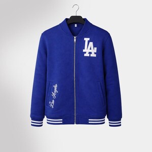 Puede incluir: Chaqueta bomber azul real con cremallera y detalles blancos. Presenta el logotipo blanco "LA" en el pecho y la inscripción "Los Angeles" en el lado izquierdo. Incluye rayas blancas en los puños y el dobladillo.