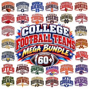 Puede incluir: Un gráfico digital que presenta el texto College Football Teams Mega Bundle 60+ centrado sobre una ilustración de un balón de fútbol americano. Alrededor del texto central hay varios logotipos de equipos universitarios, incluidos Oregon State, Duke y Alabama.