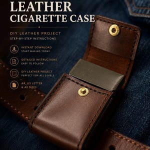 Pode incluir: Uma cigarreira de couro castanho com fecho de pressão em latão, com design de aba e costuras visíveis. A imagem inclui o texto: PDF PATTERN LEATHER CIGARETTE CASE, DIY LEATHER PROJECT, STEP-BY-STEP INSTRUCTIONS, INSTANT DOWNLOAD, A4, US LETTER & A0 SIZES.