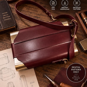 Könnte beinhalten: Ein digitales PDF-Schnittmuster für eine Lederhülle für Flachmänner mit dem Text LEATHER FLASK CASE, PDF PATTERN, CRAFT LEARN CREATE, DIGITAL PATTERN ONLY NOT A PHYSICAL ITEM und Make It Yours, neben einer weinroten Lederhülle mit Riemen.