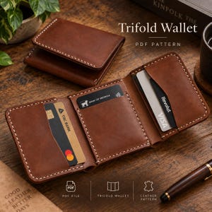 Peut inclure: Un portefeuille trifold en cuir marron avec des coutures blanches, présenté plié et ouvert. Le portefeuille ouvert comporte trois fentes pour cartes contenant des cartes TBC Bank, Bank of Georgia et Revolut. Texte : Trifold Wallet PDF Pattern.