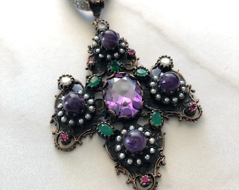 Magnifikt barockt österrikiskt ungerskt antikt halsband med flera ädelstenar, klädda och ädelstenstestade ametister, fröpärlor, rubiner och CZ-kristaller