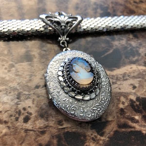 Vintage RARE Whiting & Davis Iridescent Cameo Locket Bib Choker Necklace with Thick Mesh Chain, 12 to 15 Inches