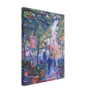Könnte beinhalten: Ein Leinwanddruck mit einem impressionistischen Gemälde einer Straßenszene im Freien mit Bäumen, Figuren und Café-Sitzgelegenheiten. Das Kunstwerk verwendet eine Palette aus blauen, grünen, rosa und roten Pinselstrichen, um einen öffentlichen Platz mit einer hohen Straßenlaterne darzustellen.