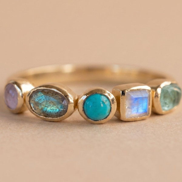 Anel artesanal boho com 5 pedras, incluindo calcedônia azul-turquesa, pedra da lua, turquesa, labradorita e quartzo rosa. Pedras genuínas. Anel em ouro 18k.