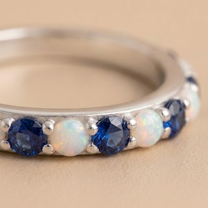 Alliance opale et rubis, bague rubis opale taille ronde, bague d'anniversaire empilable délicate, alliance de pierres précieuses colorées