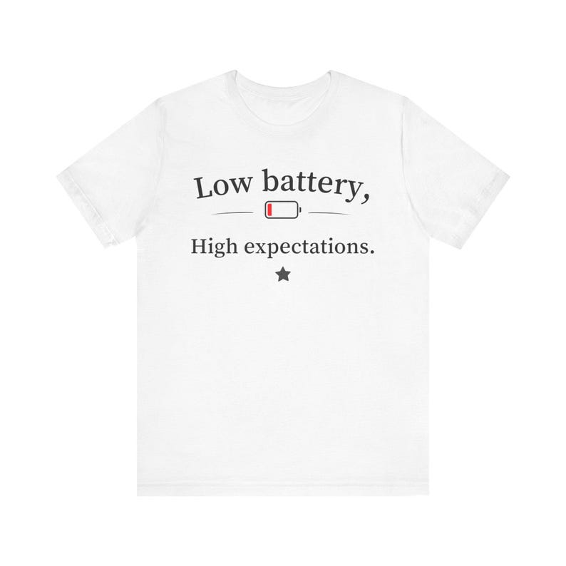 Low Battery High Expectations Shirt, Funny Introvert Tee, Sarcastic Humor Unisex TShirt imagem 8
