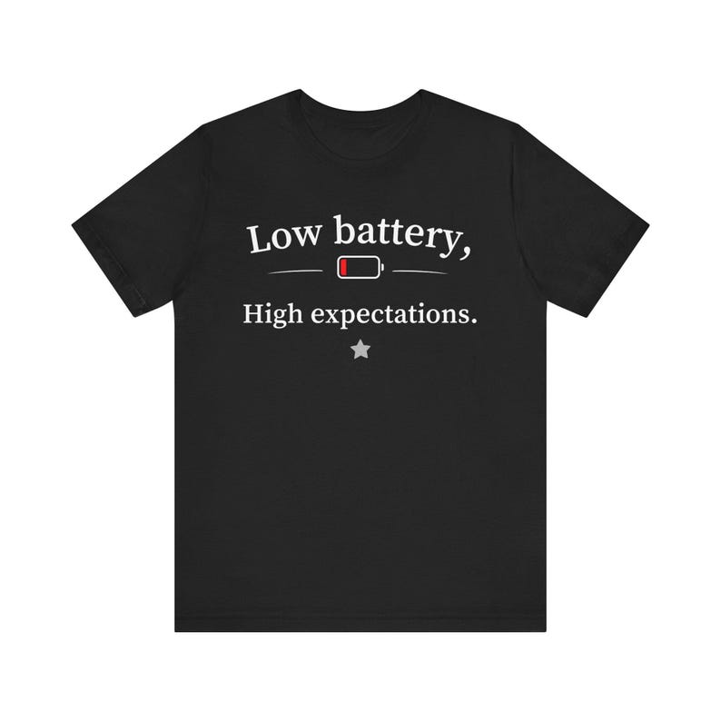 Low Battery High Expectations Shirt, Funny Introvert Tee, Sarcastic Humor Unisex TShirt imagem 7