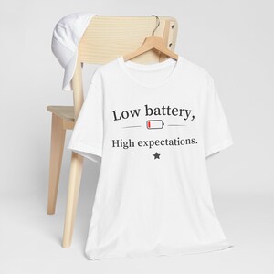 Low Battery High Expectations Shirt, Funny Introvert Tee, Sarcastic Humor Unisex TShirt imagem 3