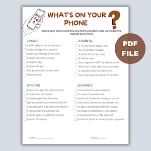 Può includere: Un foglio di gioco PDF stampabile intitolato "What's On Your Phone?" presenta un elenco di controllo con valori di punti per vari elementi relativi al telefono. Il foglio include un disegno di una mano che tiene un telefono e un cerchio marrone con le parole "PDF FILE".