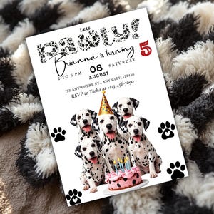 Op de afbeelding: Een witte uitnodigingskaart met de tekst "Lets Pawty! Brianna is 5 jaar" met Dalmatische puppy's, pootafdrukken en een verjaardagstaart. De uitnodiging bevat evenementdetails.