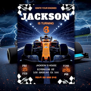 Peut inclure: Une invitation d'anniversaire avec un design de voiture de course de Formule 1. L'invitation présente le nom "Jackson" et le chiffre "6" en orange. Le texte supplémentaire comprend la date, l'heure, le lieu et les informations RSVP.