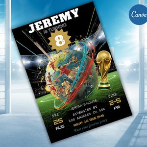 Può includere: Un biglietto d'invito di compleanno rettangolare a tema calcio con un globo centrale circondato da giocatori, un trofeo dorato e il testo: JEREMY IS TURNING 8, JEREMY'S HOUSE, RIVERSIDE ST, LOS ANGELES CA 566, FRI 25 AUG, TIME 2-5 PM, RSVP: 12 956 345, Wear your favorite jersey.