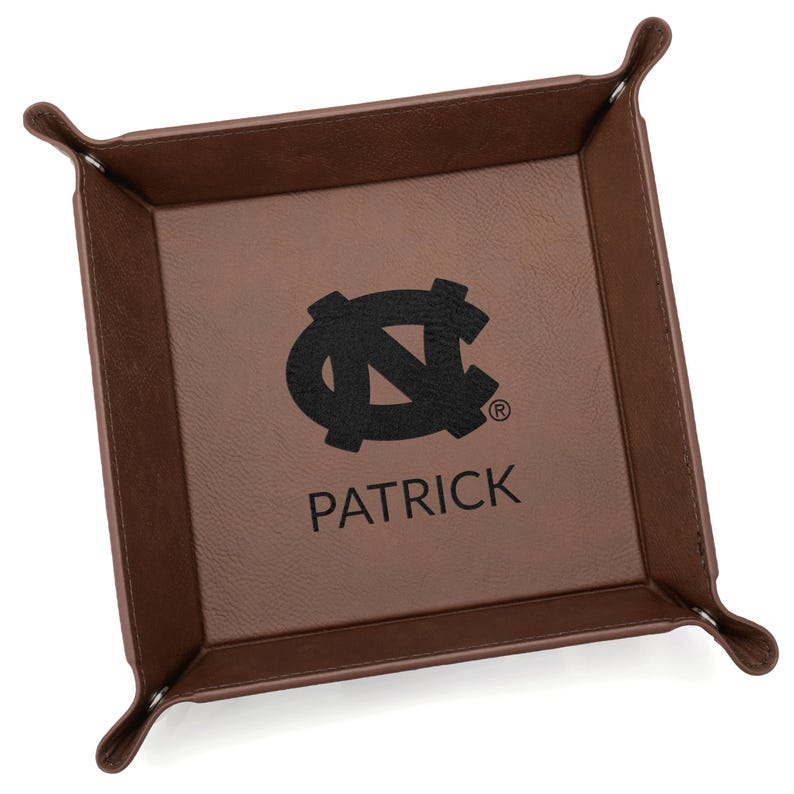 Bandeja de valet personalizada de los North Carolina Tar Heels de Lifetime Creations: regalos con licencia de la UNC para hombres, UNC Chapel Hill, regalos de graduación de la UNC Dark Brown