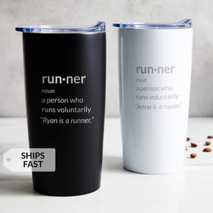 Vaso térmico de viaje de 20 oz con diseño divertido de corredor y definición de diccionario grabada. imagen 1