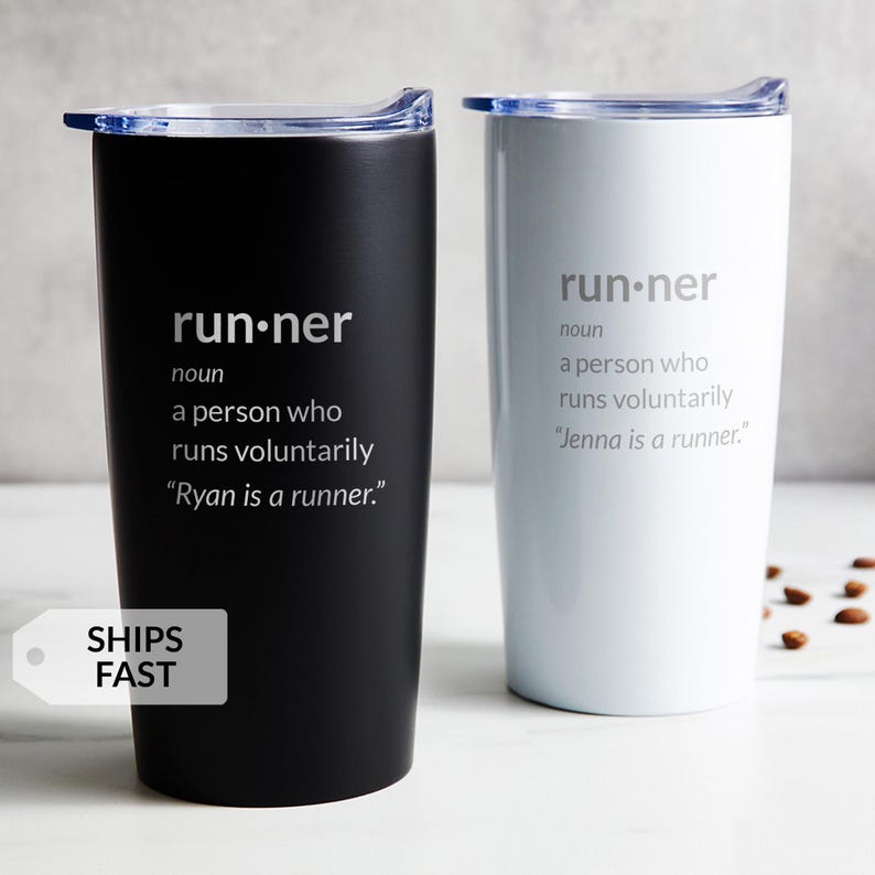 Vaso térmico de viaje de 20 oz con diseño divertido de corredor y definición de diccionario grabada. imagen 1