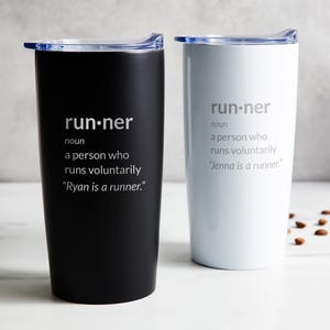 Vaso térmico de viaje de 20 oz con diseño divertido de corredor y definición de diccionario grabada. imagen 2