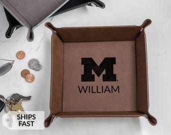 Bandeja de valet personalizada de los Michigan Wolverines de Lifetime Creations: licencia oficial, bloque M, regalo para hombre, ideal para aficionados al fútbol y al baloncesto.