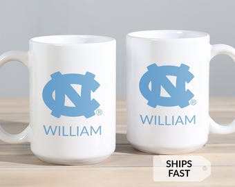 Tasse à café personnalisée UNC Tar Heels 15 oz par Lifetime Creations : logo en couleur, tasse avec nom personnalisé, cadeau sous licence officielle de la Caroline du Nord