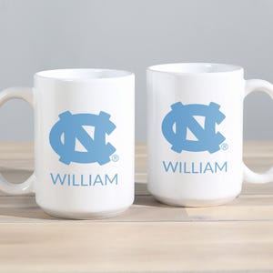 Taza de café personalizada de los Tar Heels de la UNC de 15 oz de Lifetime Creations: logotipo a todo color, taza con nombre personalizado, regalo con licencia oficial de Carolina del Norte. imagen 2