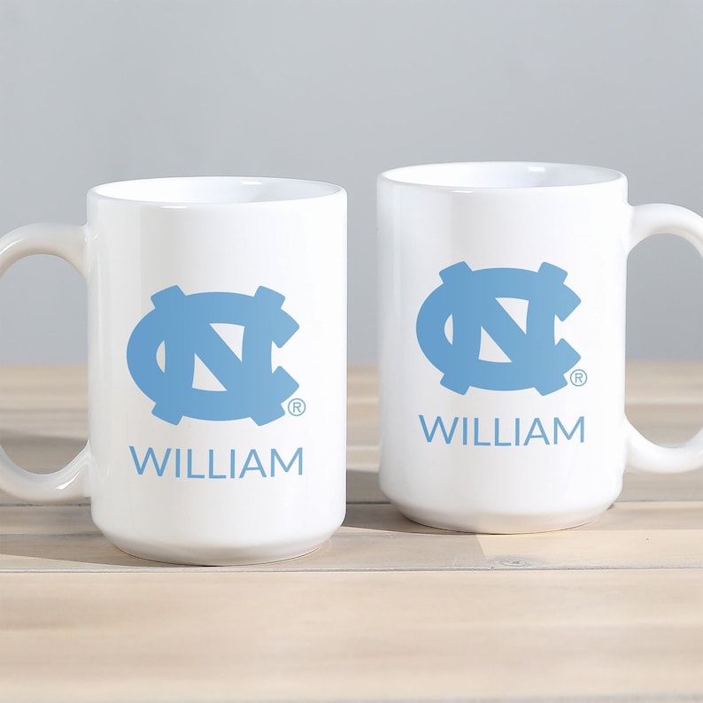 Taza de café personalizada de los Tar Heels de la UNC de 15 oz de Lifetime Creations: logotipo a todo color, taza con nombre personalizado, regalo con licencia oficial de Carolina del Norte. imagen 2