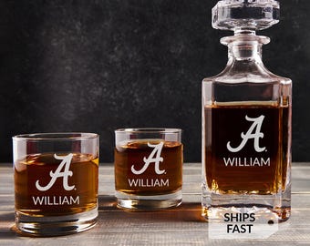 Decantador o juego de whisky Alabama Crimson Tide con 2 vasos - Producto con licencia oficial y nombre