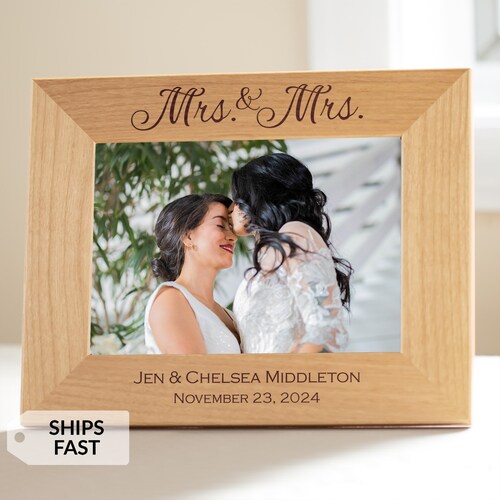 Cadre photo Mrs. & Mrs. personnalisé par Lifetime Creations : cadeau de mariage pour couple lesbien, fiançailles LGBTQ, cadeau pour mariée EXPÉDITION RAPIDE