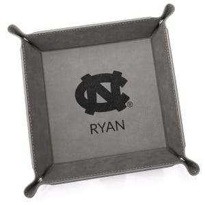 Bandeja de valet personalizada de los North Carolina Tar Heels de Lifetime Creations: regalos con licencia de la UNC para hombres, UNC Chapel Hill, regalos de graduación de la UNC Gray