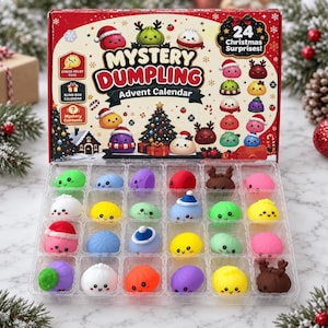 Puede incluir: Un calendario de Adviento Mystery Dumpling con 24 sorpresas navideñas, que incluye una bandeja de plástico transparente con 24 juguetes antiestrés coloridos, pequeños, redondos y blandos con forma de dumpling, con diversas expresiones.
