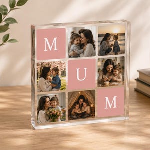 Peut inclure: Un bloc photo carré en acrylique transparent présentant une grille de neuf sections. Trois sections contiennent des carrés rose poudré unis avec les lettres blanches M, U et M. Les six autres sections affichent diverses photos d'une femme et d'un enfant.