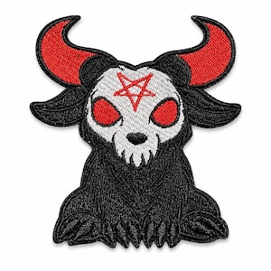 Puede incluir: Un parche bordado que muestra una criatura negra estilizada con cara de calavera blanca, ojos rojos y grandes cuernos rojos. Un pentagrama rojo está cosido en la frente de la calavera. La criatura tiene pelaje negro y garras visibles en la base.