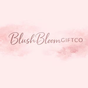 Op de afbeelding: Een lichtroze achtergrond met een roze blush wolk in aquarel-stijl. De tekst "Blush Bloom GIFTCO" is geschreven in een cursief lettertype in een donkerbruine kleur.