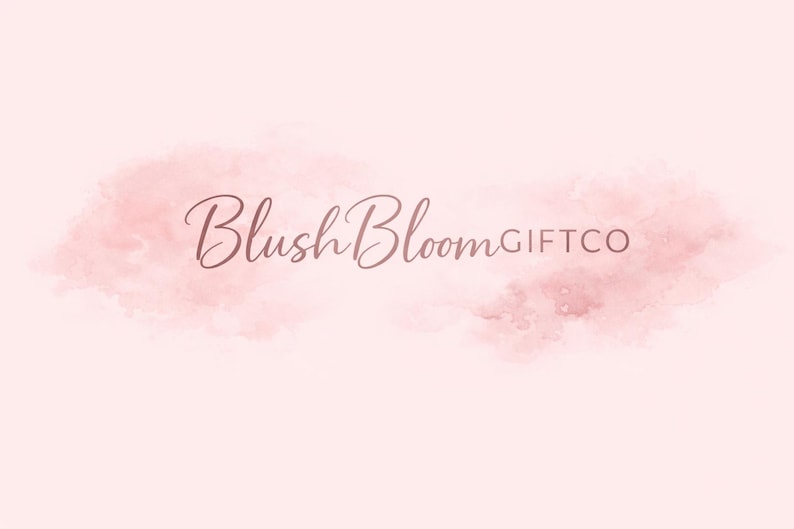 Op de afbeelding: Een lichtroze achtergrond met een roze blush wolk in aquarel-stijl. De tekst "Blush Bloom GIFTCO" is geschreven in een cursief lettertype in een donkerbruine kleur.