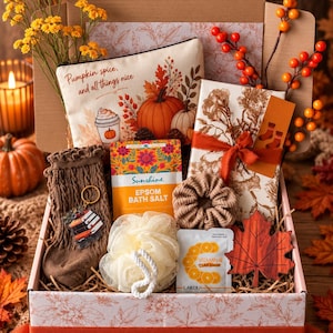 Puede incluir: Una caja de regalo que contiene un estuche con el texto Pumpkin spice and all things nice, calcetines de punto marrón, un llavero de libros, sales de baño Epsom Sunshine, un coletero beige, una esponja de baño y una mascarilla de vitamina C.
