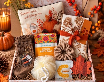Op de afbeelding: Een geschenkdoos met een etui met de tekst Pumpkin spice and all things nice, bruine gebreide sokken, een sleutelhanger met boekenmotief, een zakje Sunshine Epsom badzout, een beige scrunchie, een badspons en een gezichtsmasker met vitamine C.