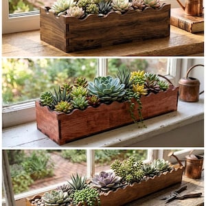 Op de afbeelding: Een rechthoekige houten plantenbak gevuld met diverse vetplanten. De bak heeft een golvende bovenrand en is donkerbruin gebeitst. De vetplanten zijn een mix van groene, grijze en paarse tinten, wat een natuurlijk, decoratief display creëert. Een koperen gieter is zichtbaar op de achtergrond.